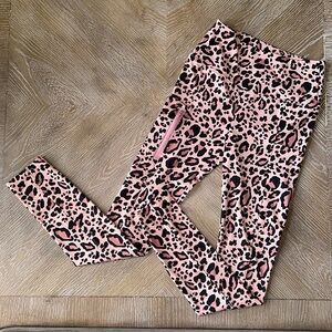 Lou & Grey Leopard Print Feel Good Zip Pocket Leggings. Pink. Size XS.